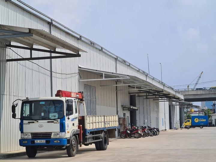 Cửa kho và xe tải